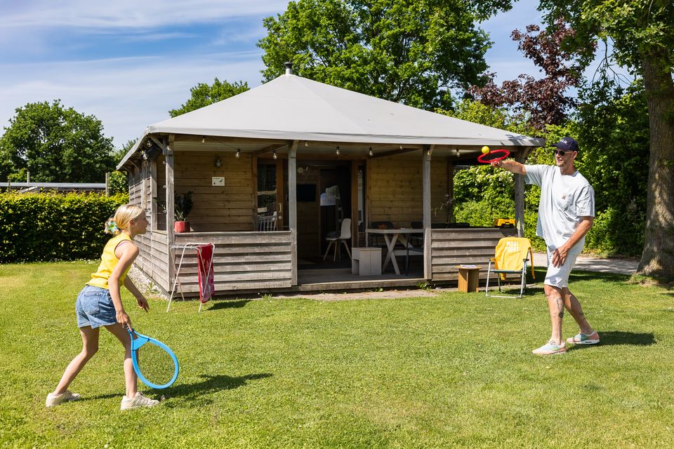 Badmintonnen op de camping in Witmarsum.