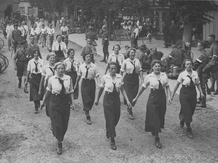 Burgergroepen en individuele deelnemers onderweg op de tweede dag van de 15e Vierdaagse.