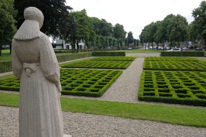vrouw van putten kijkt over herdenkingshof
