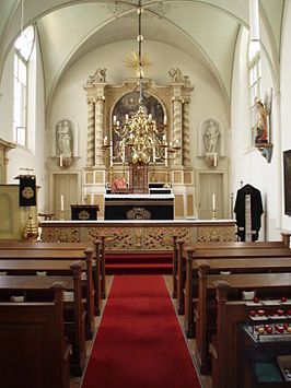 Kerkinterieur, Oud Katholieke Kerk, Oudewater, Groene Hart. Historisch interieur met middenschip, houten kerkbanken, rood looppad, kroonluchter en rijk versierd altaar.
