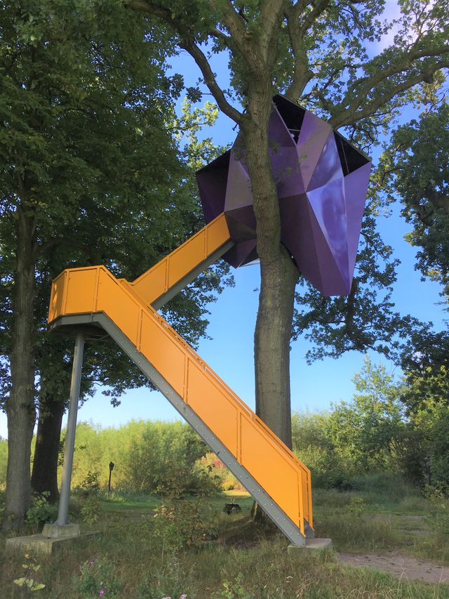 DEe prachtige paars-gele boomhut in Park Vijversburg