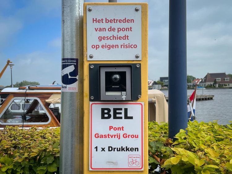 Als je moet wachten en de schipper je niet kan zien, kunt op de bel drukken.