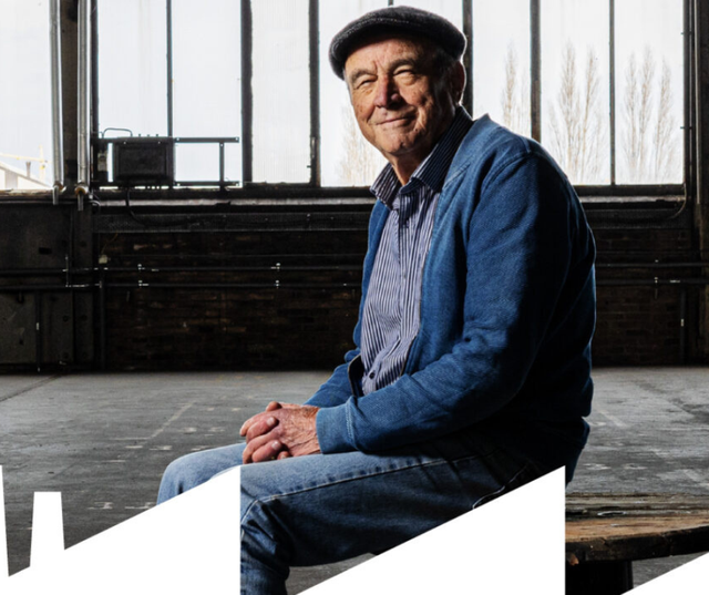 Oud fabrieksmedewerker van industrie aan de schie