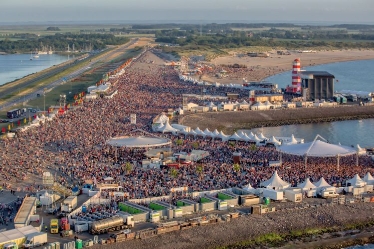 Op-Schouwen-Duiveland-Brouwersdam-Concert-At-Sea-Foto-Vanuit-De-Lucht-Festivalterrein-Met-Veel-Bezoekers-En-Alle-Podiums-En-Eet-Tentjes