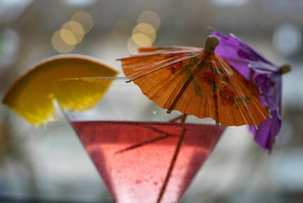 Glas met cocktail en parapluutjes