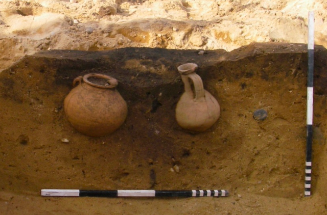 De rijkste bijgiften van het grafveld, met links een honingpot van zogeheten Holdeurns aardewaard.