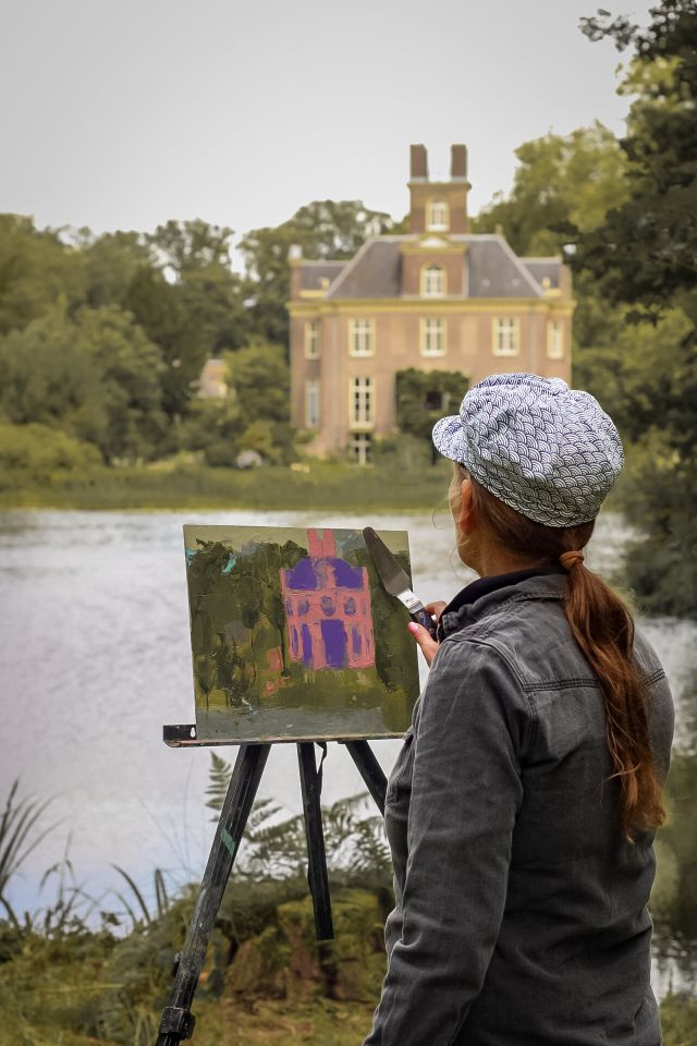 Kunstenares maakt schilderij van Oldenaller