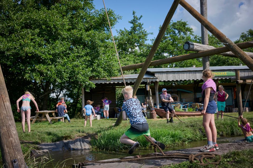 Kind slingert over water in Kameleondorp Terherne