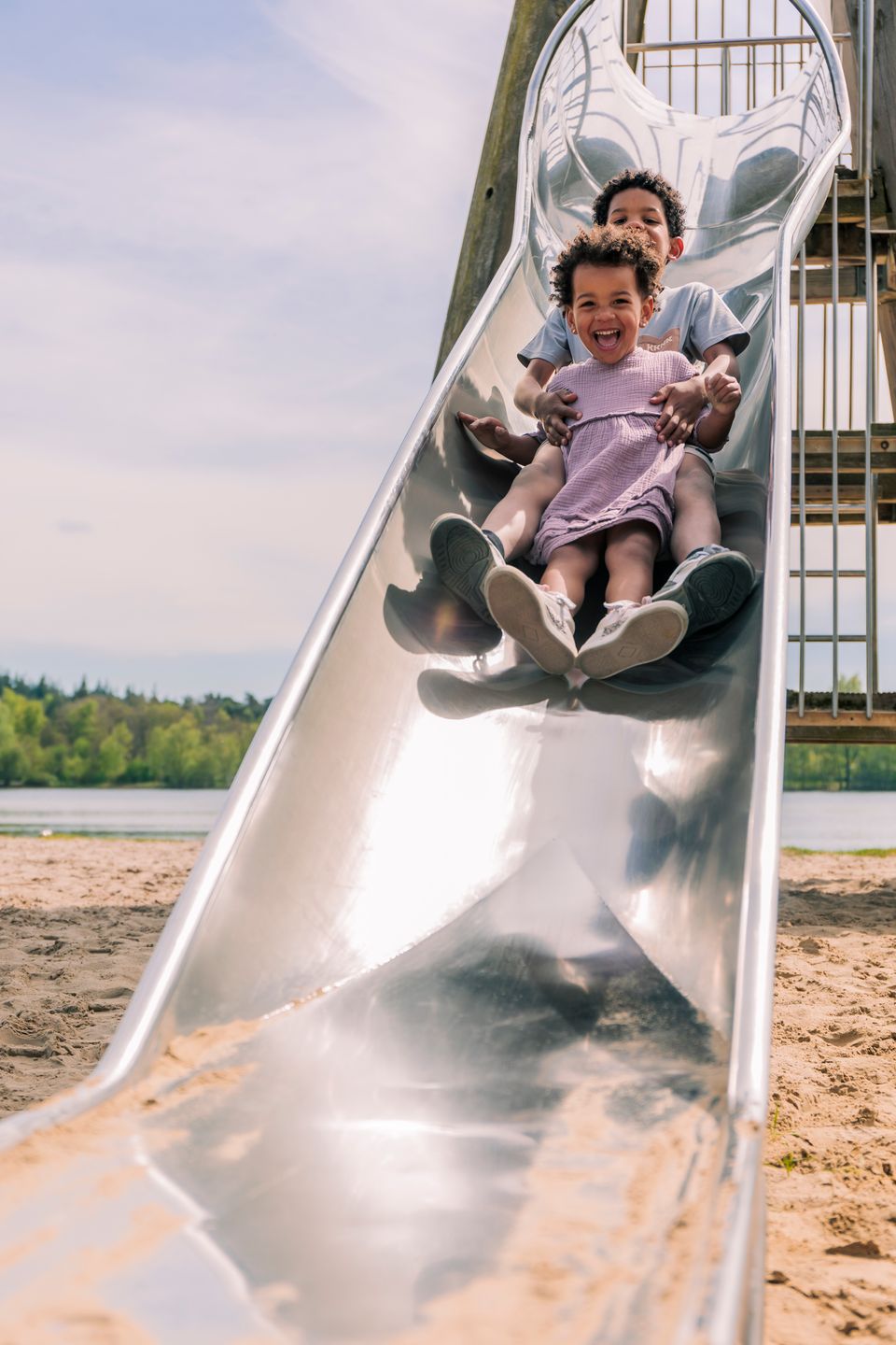 Kinderen op de glijbaan.