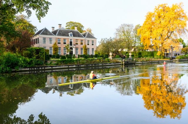 Breukelen buitenplaats Boom en Bosch met roeiers op de Vecht