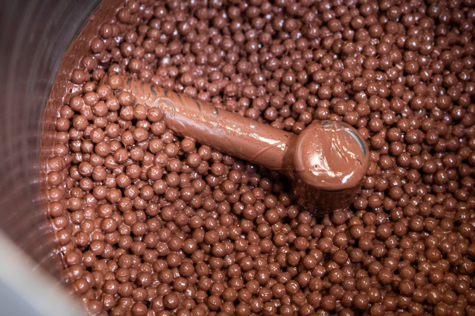 Roterende trommel met met chocolade omhulde lekkernijen bij Choco Made in Alphen aan den Rijn – ambachtelijke chocoladewerking, Hollandse Ambachten Utrecht Region.
