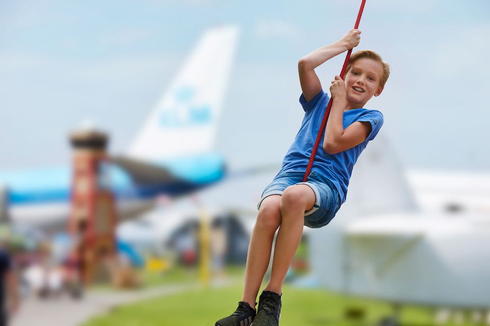 Aviodrome Lelystad jongetje aan touw