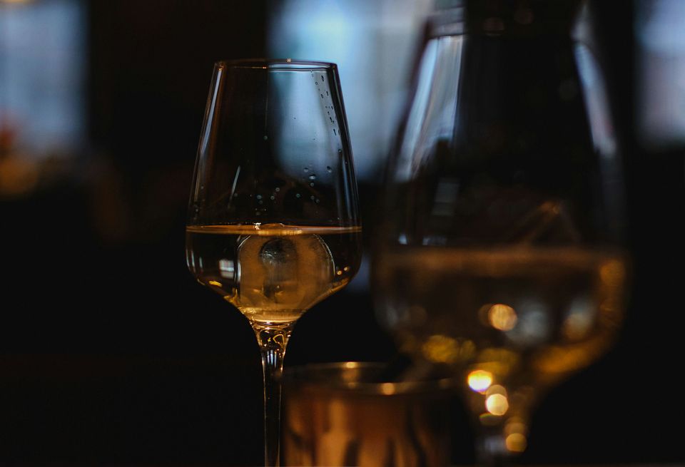 Diner met wijnkenner Harold Hamersma, glas met dessertwijn