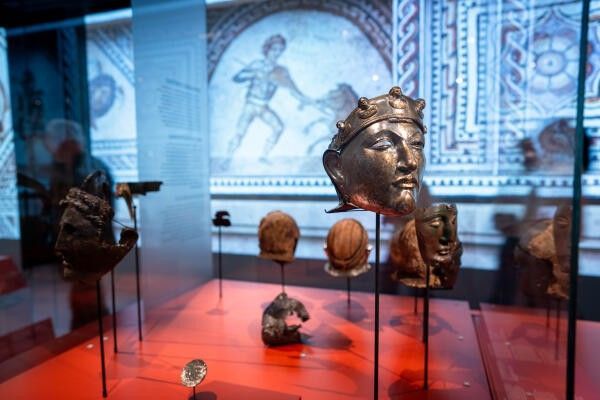 Wat zie je voor je als je aan de Romeinen denkt? Misschien wel witte mannen uit Rome die altijd vechten. Of een ondoordringbare grens met muren, wachttorens en soldaten. Zo zagen de plaatjes in schoolboeken er immers uit. Maar klopt dat beeld wel? Dat onderzoekt het team van Constructing the Limes. Met nieuwe technieken en manieren van kijken, ontdekken ze dat de geschiedenis vaak anders in elkaar steekt dan lang werd gedacht.