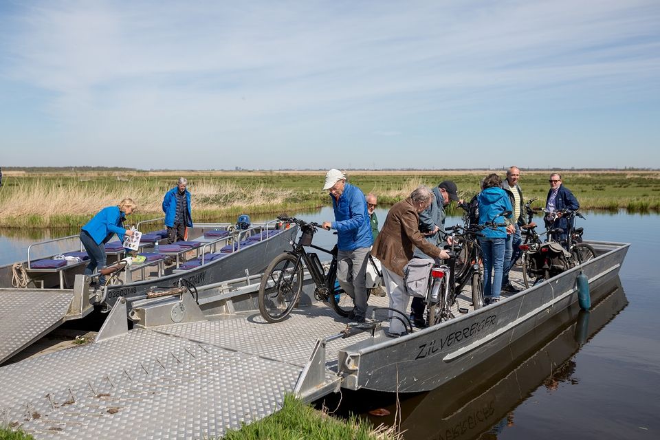 Mensen met hun fiets op een boot