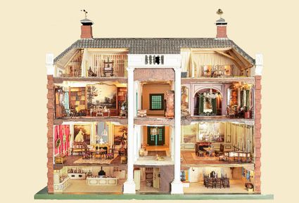 Poppenhuis Goudensteijn aan binnenzijde met gedetailleerd ingerichte kamertjes