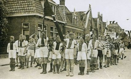 Bevrijdingsoptocht van 15 april 1945 in Heerenveen met spelers van Ajax, Heerenveen, DWS, Blauw-Wit en De Volewijckers