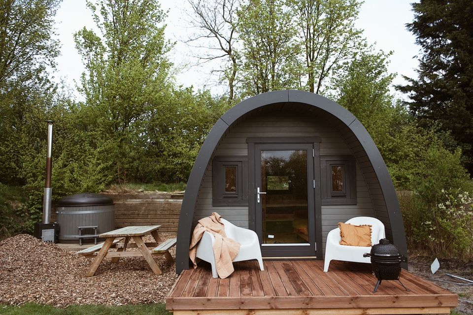 Een heerlijke glamping accommodatie. Onze Glamping Pod met eigen sanitair en houtgestookte hottub.