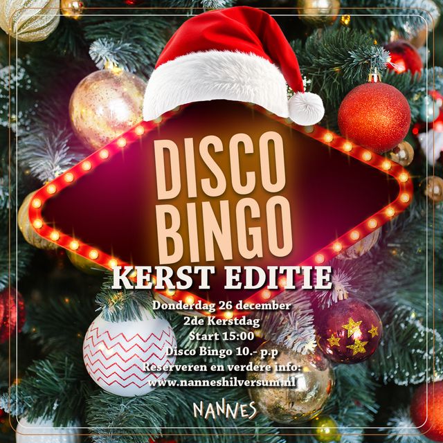 kerstbal met kerstmuts op