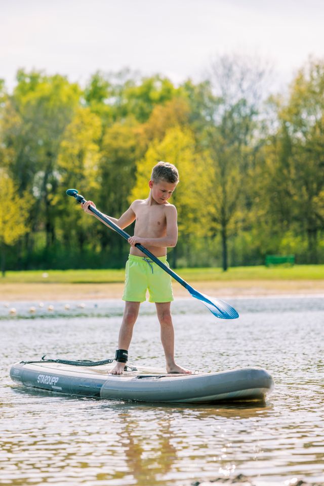 Jongetje aan het suppen