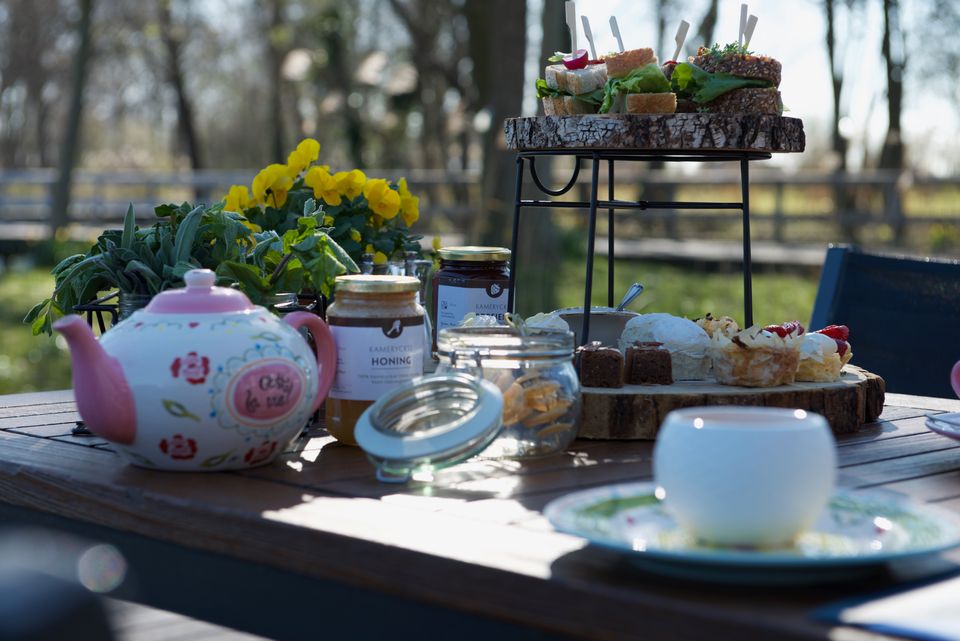High tea met sandwiches, zoete lekkernijen en thee bij Buitenplaats Kameryck in het Groene Hart.
