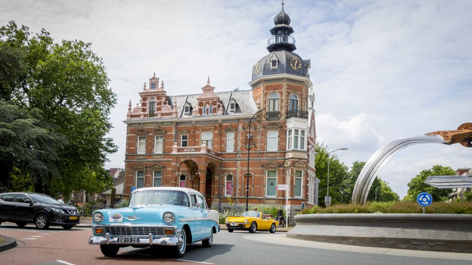Oldtimer op rotonde bij Museum Jan Cunen