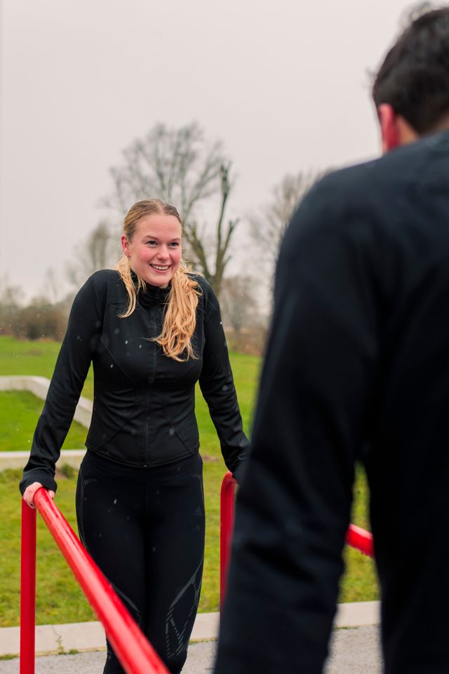 Vrouw sportend in urban sportspark in de winter.