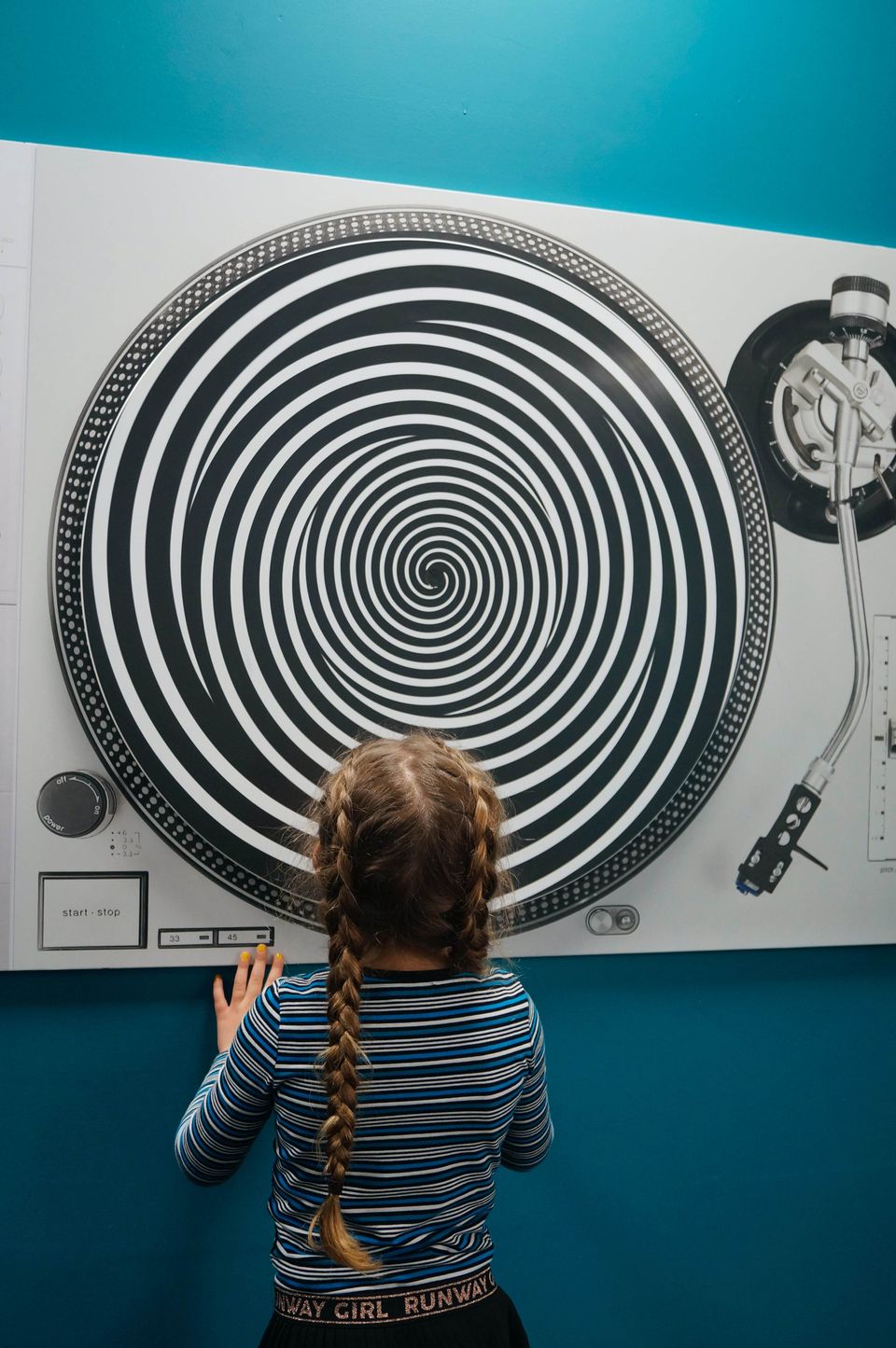 Museum of Illusions Maastricht child at black and white circle