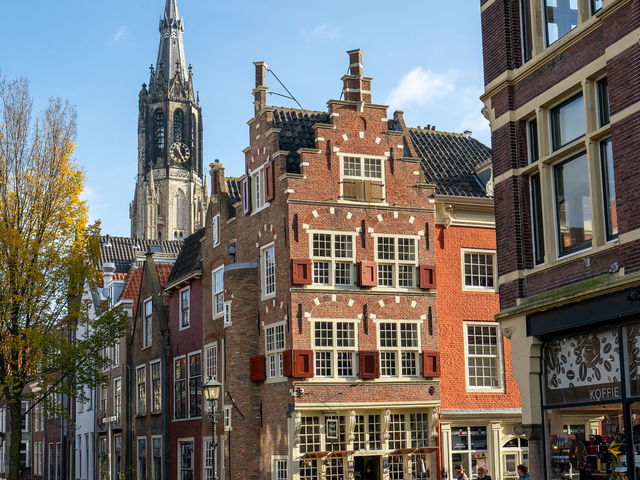 De Cameretten in Delft bevinden zich op de westelijke hoek van de Markt, tegenover de Koornbeurs