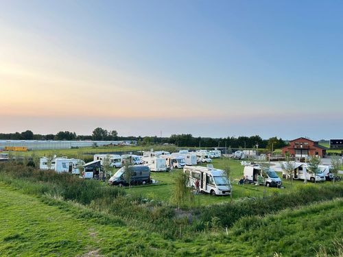 Campers op een camperpark