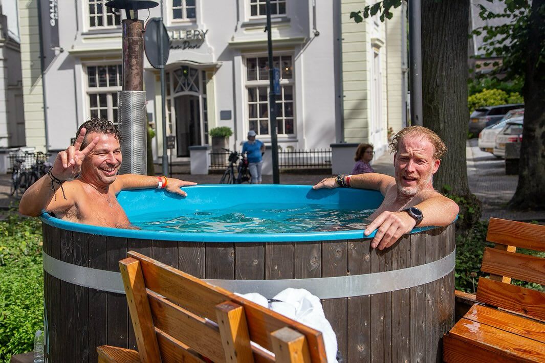 Twee renners maken even de spieren los in de hottub na afloop van de wielertocht