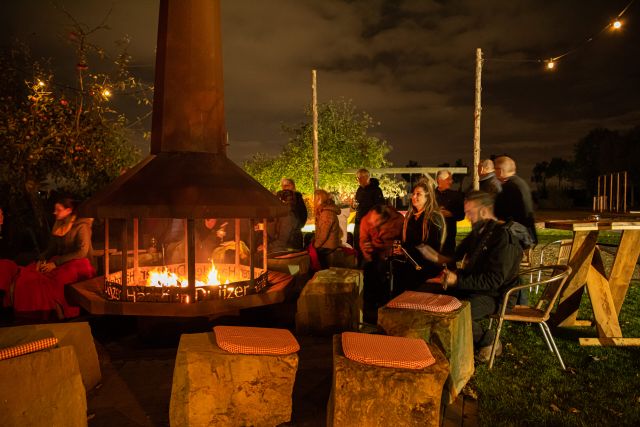 Avond rondom kampvuur