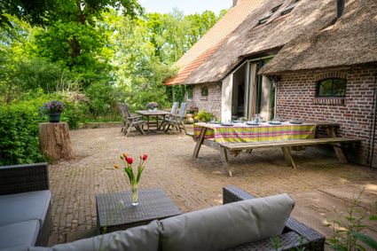 Het terras is ook omheind voor honden