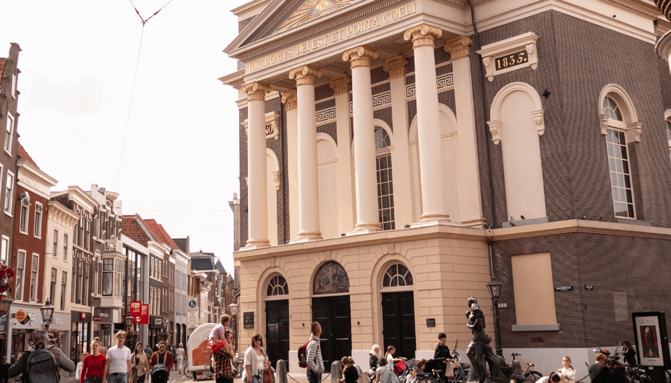 De buitenkant van de Hartebrugkerk