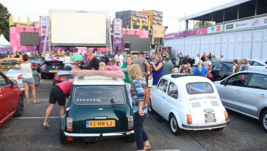 auto`s voor grootscherm, kijken naar een film