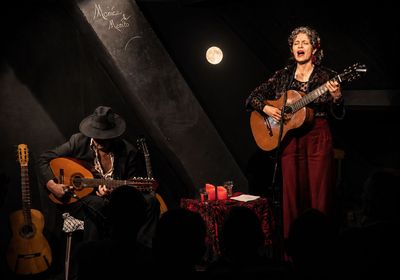 zangers en gitarist bij volle maan