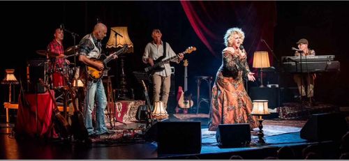 Een foto van een zangeres met een band
