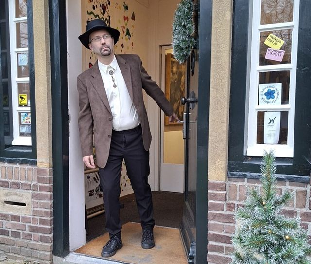 Toneel De Judaskus - Hendrik Wiegersma bij voordeur - Acteur Marcel Strijbosch