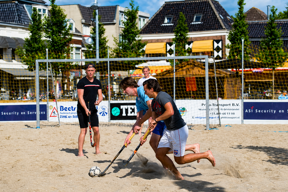 Mensen die beach hockey spelen