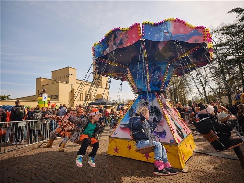 Zweefmolen in het Dudokpark met Koningsdag