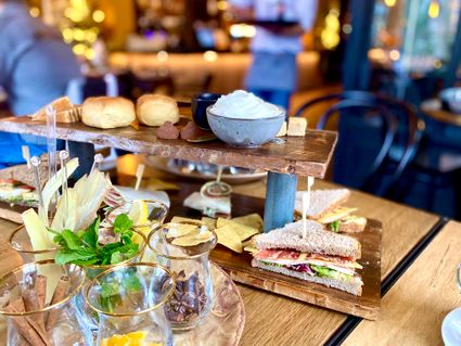 Etagere met lekkernijen en thee tijdens een high tea bij Restaurant Speijck in Oisterwijk