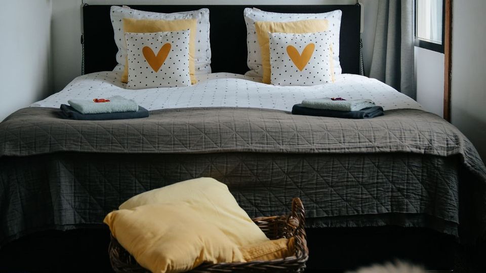 Opgemaakt bed bij B&B de Poterlodge