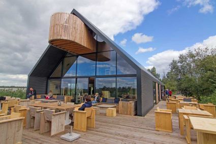 Buitencentrum Oostvaardersplassen is het startpunt voor een ontdekkingsreis door de Oostvaardersplassen. Er starten verschillende wandel- en fietsroutes, tal van excursies en andere activiteiten. In het bezoekerscentrum is ook horeca te vinden met een weids uitzicht over de plassen vanaf het terras.