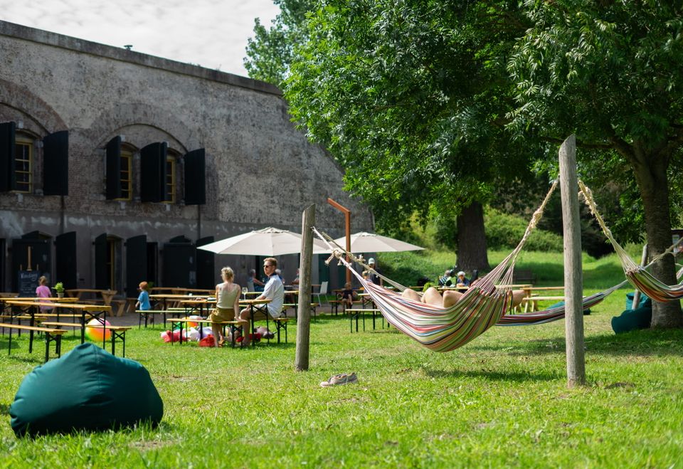 Fort Nieuwersluis terras met hangmat