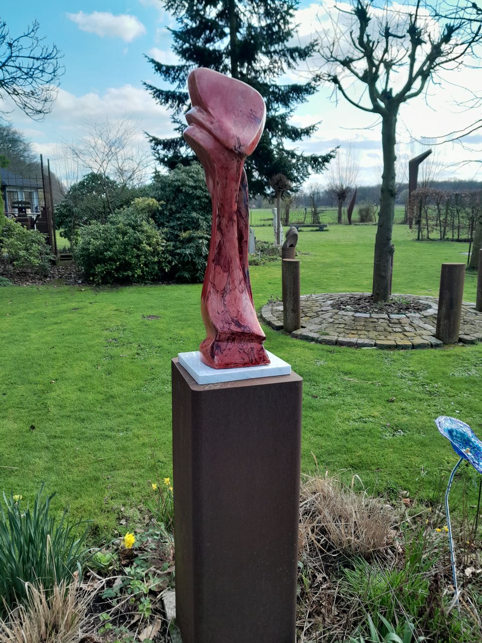 Tijdens de expositie Beeldentuin Artheo, exposeren Theo van Dam met gastexposanten. Een practige expositie.