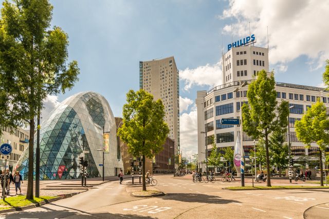 Een foto van de Blob en omstaande gebouwen in Eindhoven gemaakt door VisitBrabant