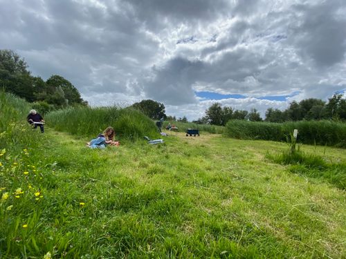 een groep mensen die tekenen in Heemtuin de Dwarsgouw