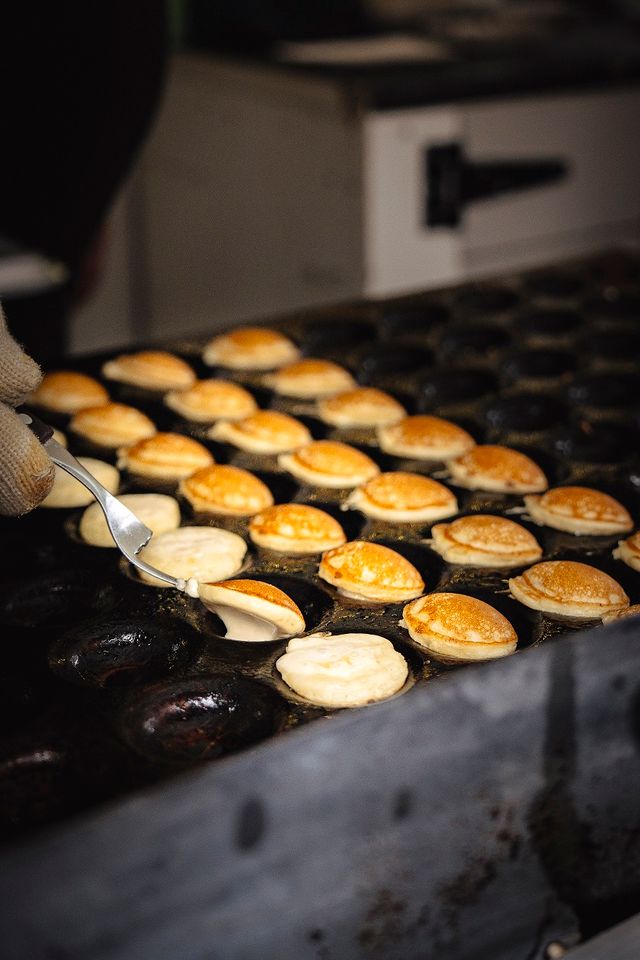 Warme poffertjes op de plaat