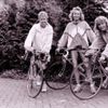 3 tal dames op een racefiets rond 1965