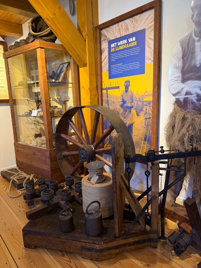 Museum Touwmuseum in Oudewater, Groene Hart. Historische expositie met een spinwiel, vlas, gewichten en gereedschap over het traditionele touwslaan en het werk van de lijndraaier.